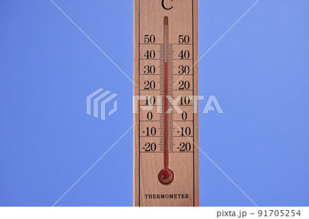 猛暑日 外気温38℃の温度計と青空 猛暑日 外気温38℃の温度計と青空 91705254