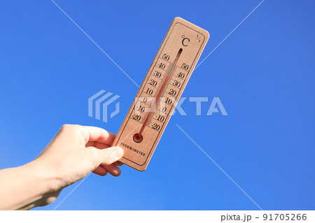 猛暑日 外気温37℃の温度計を持つ女性の手 猛暑日 外気温37℃の温度計を持つ女性の手 91705266
