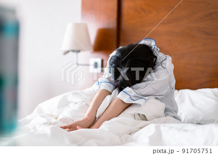 二日酔いに苦しむ若い女性 二日酔いに苦しむ若い女性 91705751