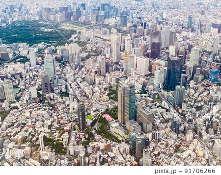 羽田着陸前の機内から見える東京赤坂周辺のビル群 羽田着陸前の機内から見える東京赤坂周辺のビル群 91706266