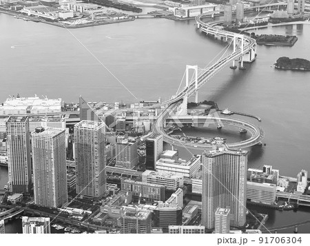 羽田着陸前の機内から見えるレインボーブリッジ 91706304