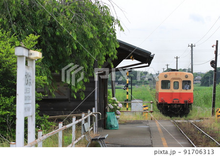 上総三又駅を発車する小湊鉄道キハ200形ディーゼルカー_2022/6/11撮影 91706313