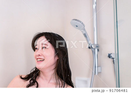 シャワーを浴びる若い女性 シャワーを浴びる若い女性 91706481