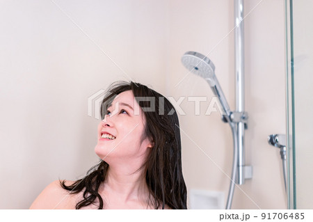 シャワーを浴びる若い女性 シャワーを浴びる若い女性 91706485