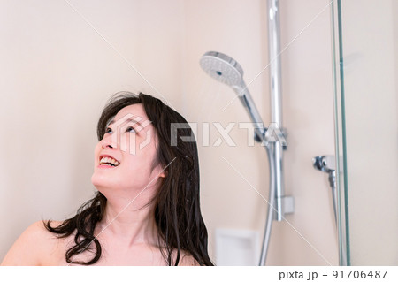 シャワーを浴びる若い女性 91706487