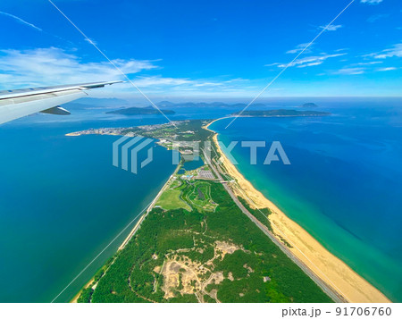 福岡空港着陸直前の機内より眺める海の中道と志賀島 福岡空港着陸直前の機内より眺める海の中道と志賀島 91706760