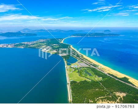 福岡空港着陸直前の機内より眺める海の中道と志賀島 福岡空港着陸直前の機内より眺める海の中道と志賀島 91706763