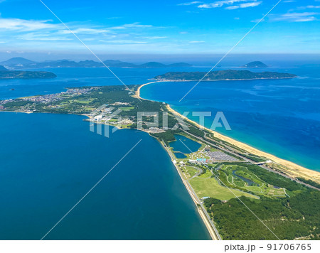 福岡空港着陸直前の機内より眺める海の中道と志賀島 福岡空港着陸直前の機内より眺める海の中道と志賀島 91706765
