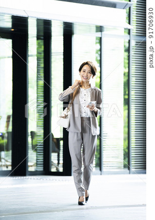 女性　ビジネス　オフィスビル　エントランス　スマホ 91706930