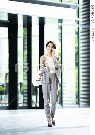 女性　ビジネス　オフィスビル　エントランス　スマホ 91706934