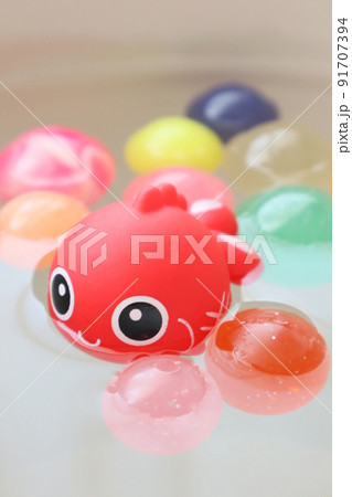 可愛い金魚とカラフルなスーパーボール 91707394
