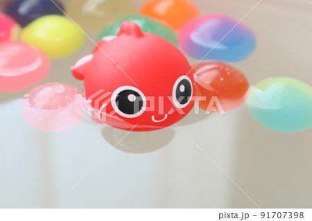 可愛い金魚とカラフルなスーパーボール 可愛い金魚とカラフルなスーパーボール 91707398
