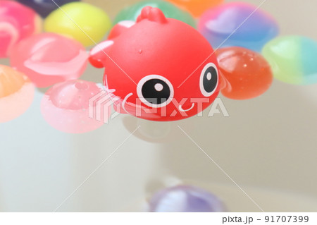 可愛い金魚とカラフルなスーパーボール 91707399