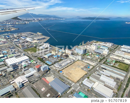 福岡空港着陸直前の機内より眺める箱崎埠頭 91707819