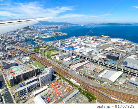 福岡空港着陸直前の機内より眺める箱崎貨物ターミナル周辺 福岡空港着陸直前の機内より眺める箱崎貨物ターミナル周辺 91707825
