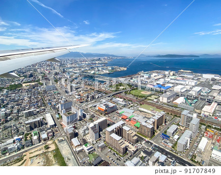 福岡空港着陸直前の機内より眺める箱崎貨物ターミナル周辺 91707849