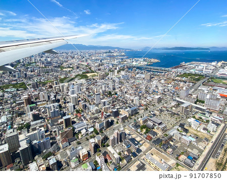 福岡空港着陸直前の機内より眺める福岡市街 91707850