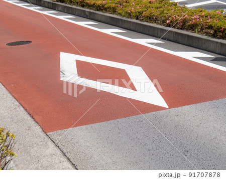 路面に描かれたダイヤマーク。道路標示(指示標示)「横断歩道又は自転車横断帯あり」。 91707878