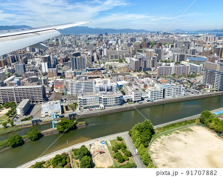 福岡空港着陸直前の機内より眺める福岡市街 91707882