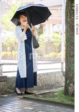 日傘をさす女性 91708603