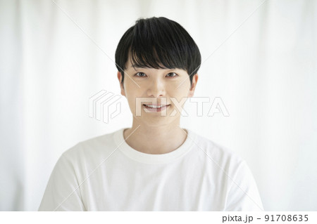 白いTシャツを着た若い男性　メンズビューティーイメージ　カメラ目線　ポートレート 91708635