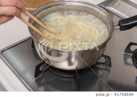 【ミドル主婦がラーメンの麺を菜箸を使って茹でる】 【ミドル主婦がラーメンの麺を菜箸を使って茹でる】 91708696