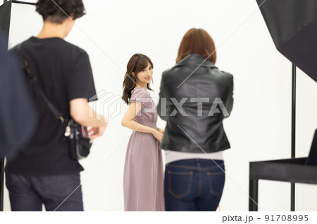 撮影スタジオのカメラマンとヘアメイクさん 撮影スタジオのカメラマンとヘアメイクさん 91708995