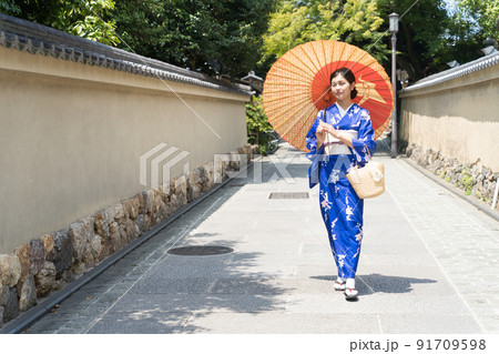 京都の街を歩く着物の女性 91709598