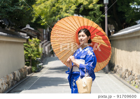 京都の街を歩く着物の女性 京都の街を歩く着物の女性 91709600