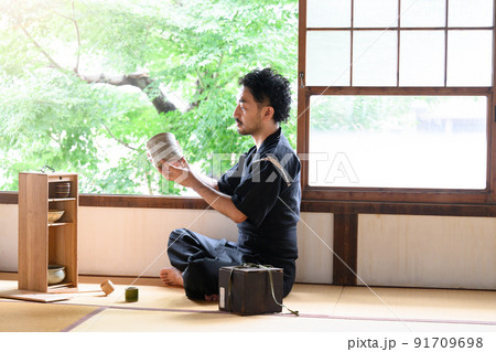 鑑定する男 91709698