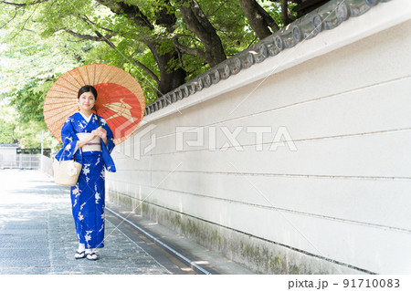 京都の街を歩く着物の女性 91710083