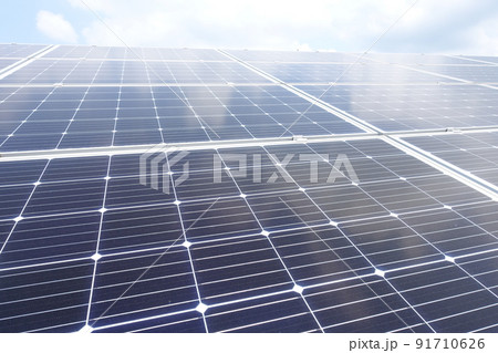 ソーラーパネルが敷き詰められた太陽光発電所 91710626
