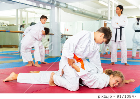 Teenager children practicing new self defense moves 91710947