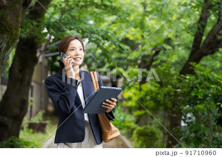 電話をする女性 新緑 電話をする女性 新緑 91710960