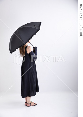 日傘をさす女性　Woman with a parasol 91711740