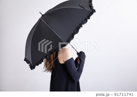 日傘をさす女性　Woman with a parasol 91711741