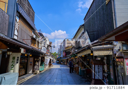 東京都葛飾区柴又の帝釈天参道の(帝釈天方面)様子 91711884