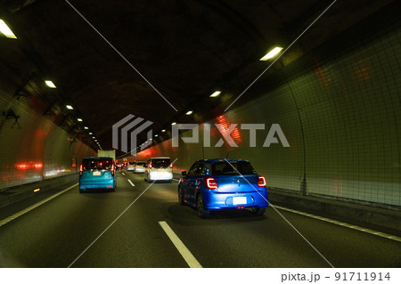 高速道路　トンネル内の渋滞イメージ 91711914