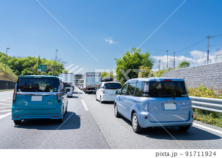 渋滞中の高速道路 91711924