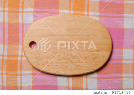 チェック柄の上のラウンドトレー 91712419