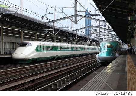 東北新幹線E2系緑帯とE5系（宇都宮駅） 91712436