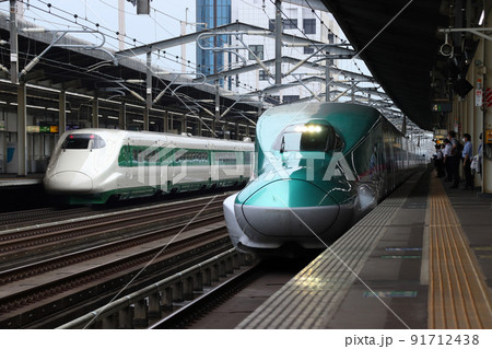 東北新幹線E2系緑帯とE5系（宇都宮駅） 91712438