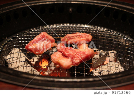 焼肉店の炭火で網焼きする美味しいカルビ焼肉、炭火焼肉 焼肉店の炭火で網焼きする美味しいカルビ焼肉、炭火焼肉 91712566