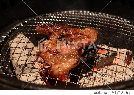 焼肉店の炭火で網焼きする美味しいカルビ焼肉、炭火焼肉 91712567