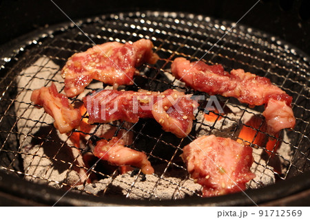 焼肉店の炭火で網焼きする美味しいカルビ焼肉、炭火焼肉 91712569