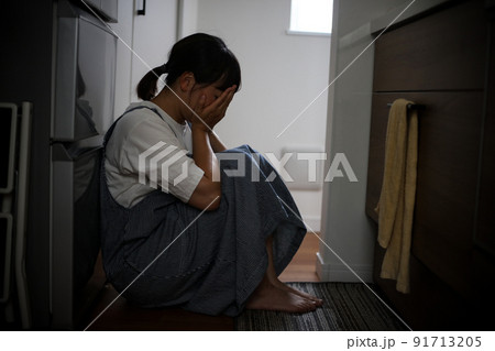 悲しみに暮れる女性 91713205