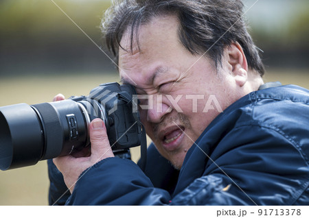 ピクスタのモデル撮影をするオジサン 91713378
