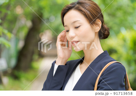 頭痛 20代 30代 女性 頭痛 20代 30代 女性 91713658