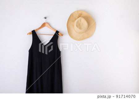 黒いワンピースと麦わら帽子　Black dress 91714070