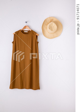 ノースリーブのワンピースと麦わら帽子 One piece and straw hat ノースリーブのワンピースと麦わら帽子 One piece and straw hat 91714071